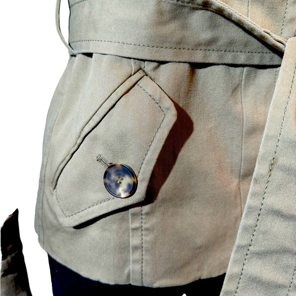 Valentino Trench Coat Sz M Long Sleeves Made in Italy Buttoned Closure Belted - Picture 6 of 11